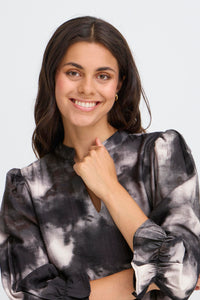 Fransa FrLainey Pumice Grey/Black Abstract Printed V-Neck Top