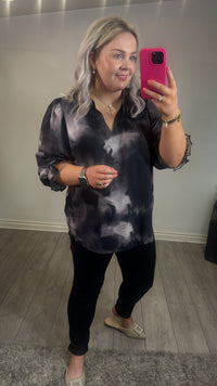 Fransa FrLainey Pumice Grey/Black Abstract Printed V-Neck Top